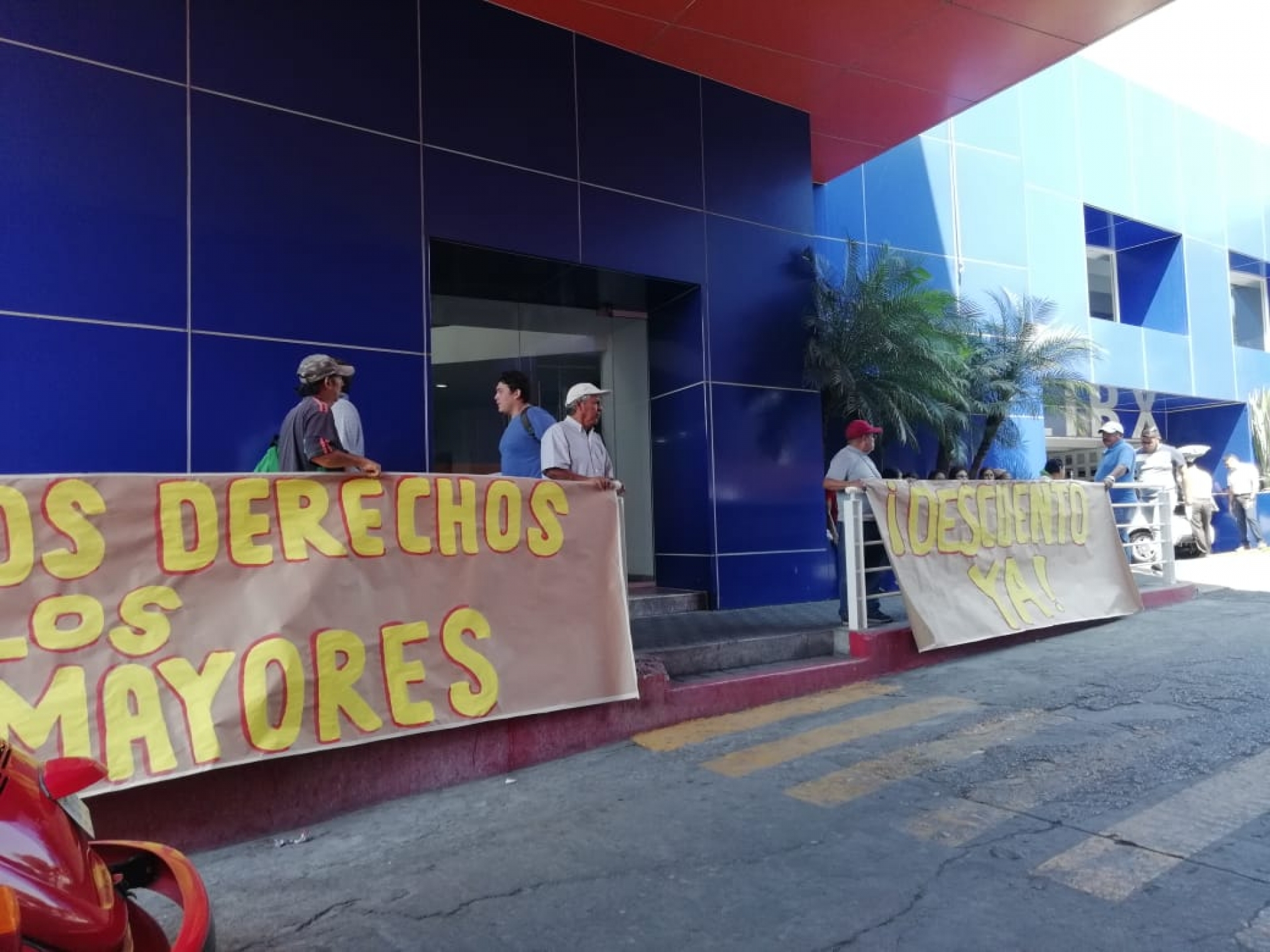 Se manifiesta Asociación Cívica Morelense contra conductores de rutas, en la SMyT