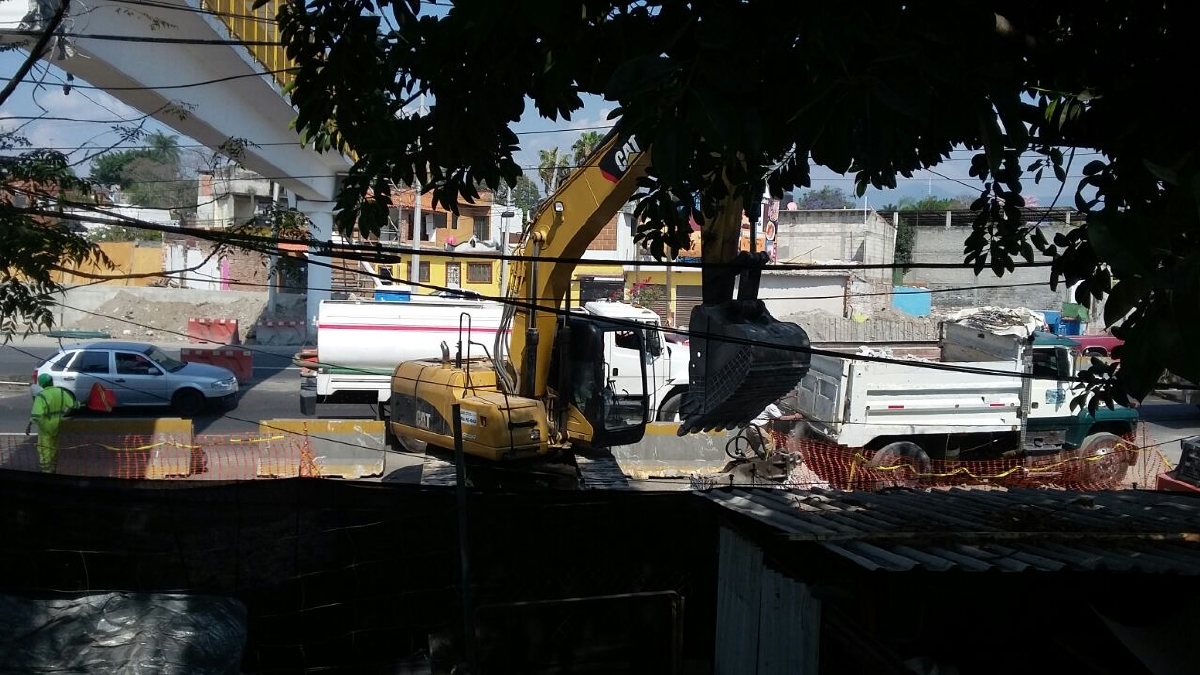 Vecinos de Chipitlán paran trabajos en el Paso Exprés
