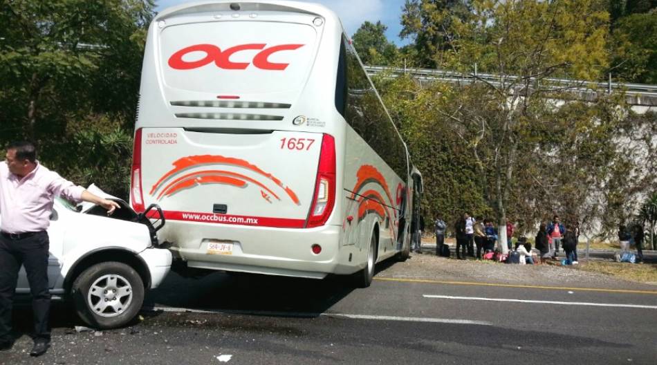 Chocó contra la parte trasera de un autobús