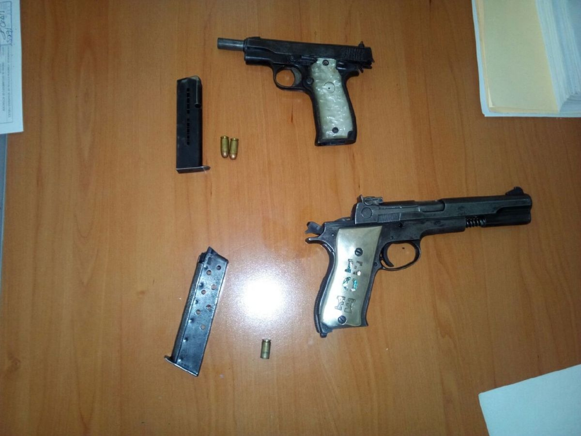 Arrestan a dos jóvenes presuntamente armados en Temixco