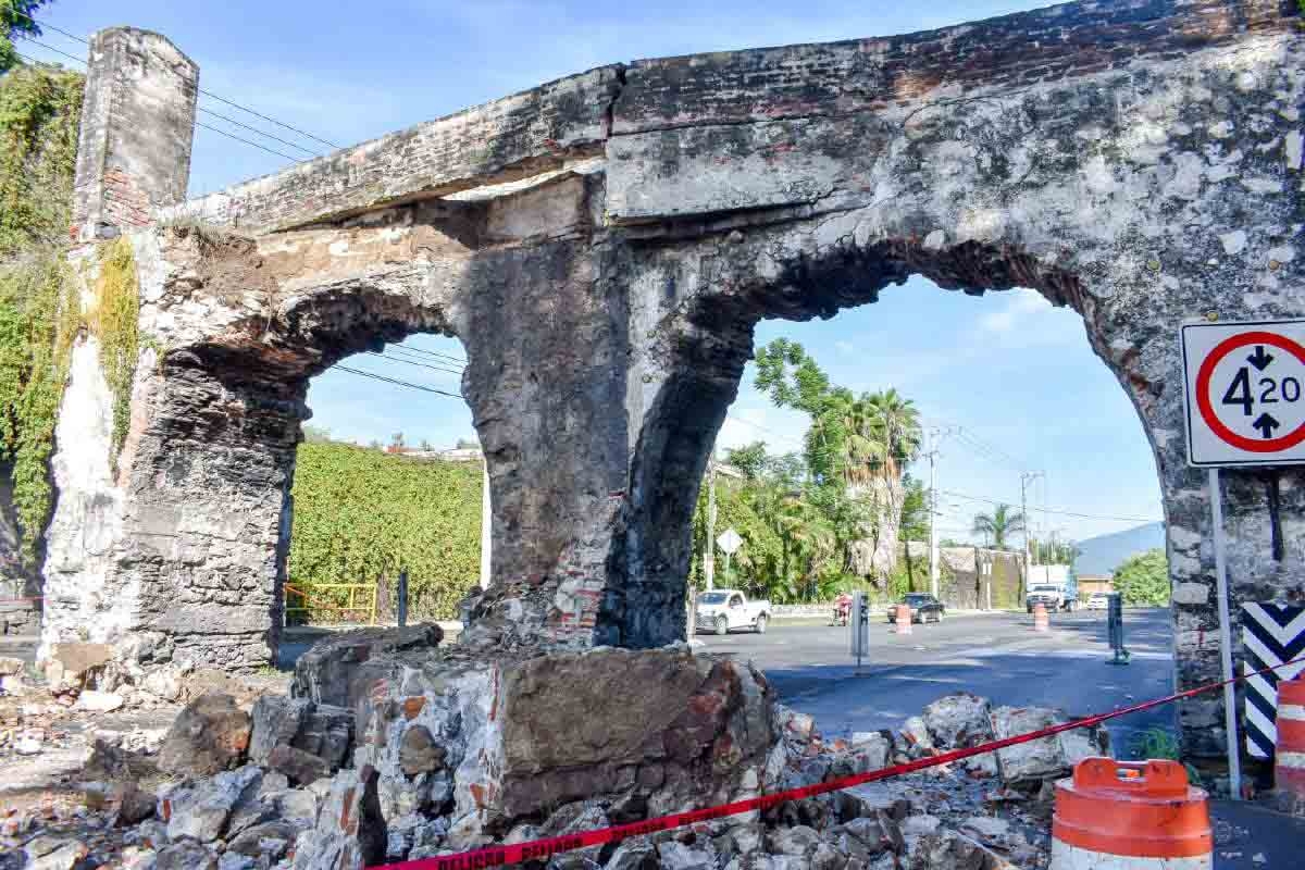 Interviene el INAH para rescatar arco de San Carlos dañado por tráiler