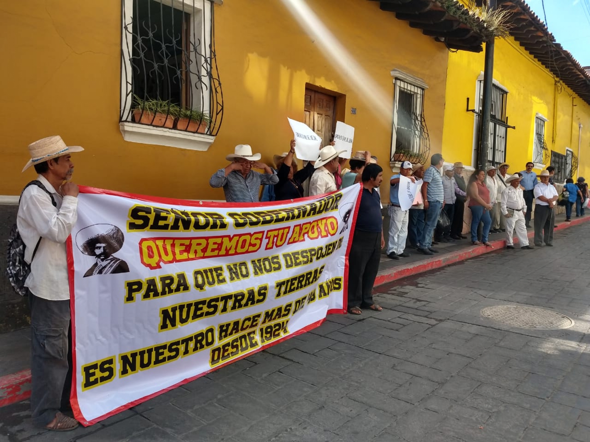 Protestan ejidatarios de Oacalco frente a juzgados, en Cuernavaca