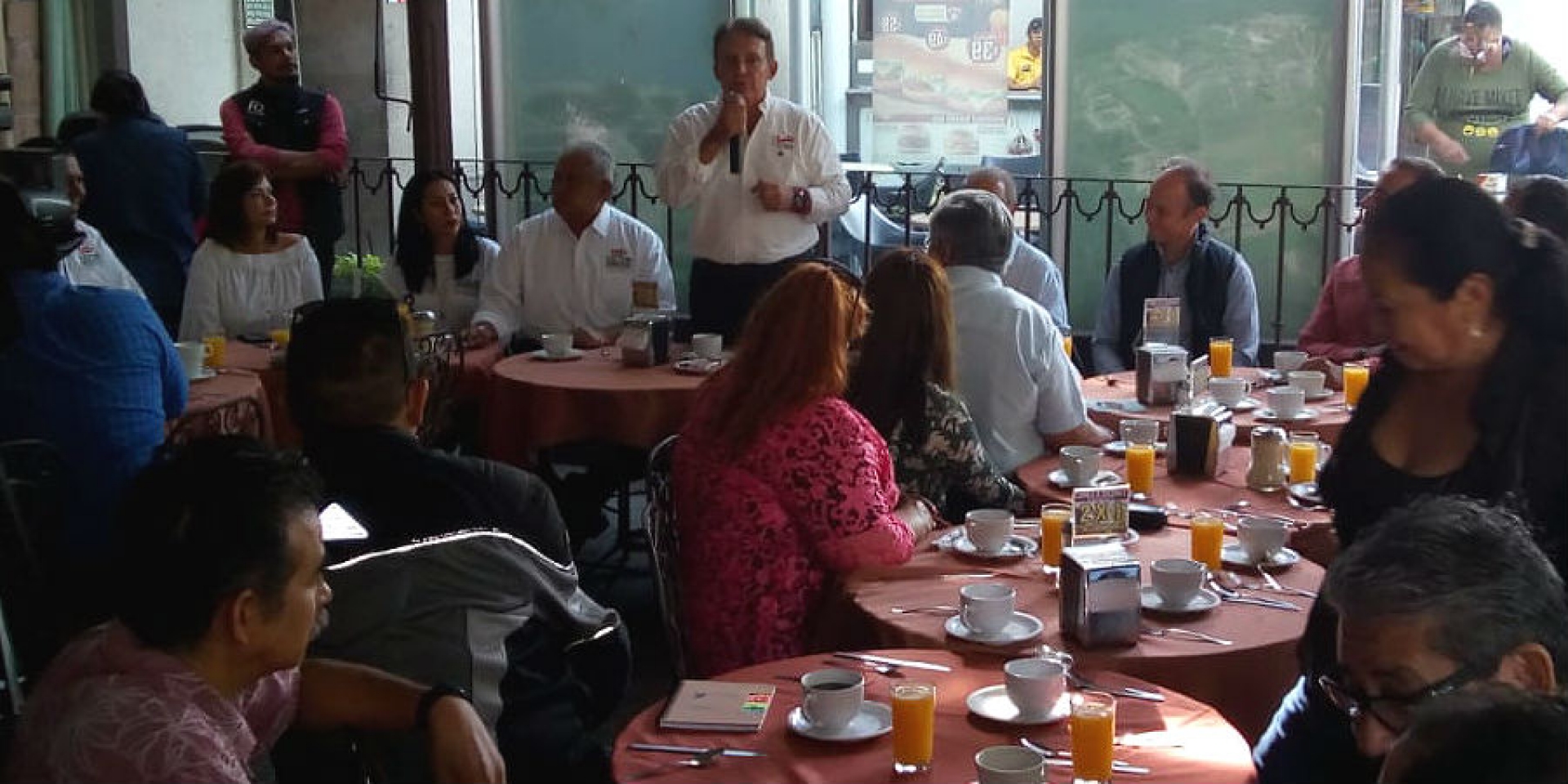 Se reúne candidato a gobernador por el PRI con comerciantes del centro histórico