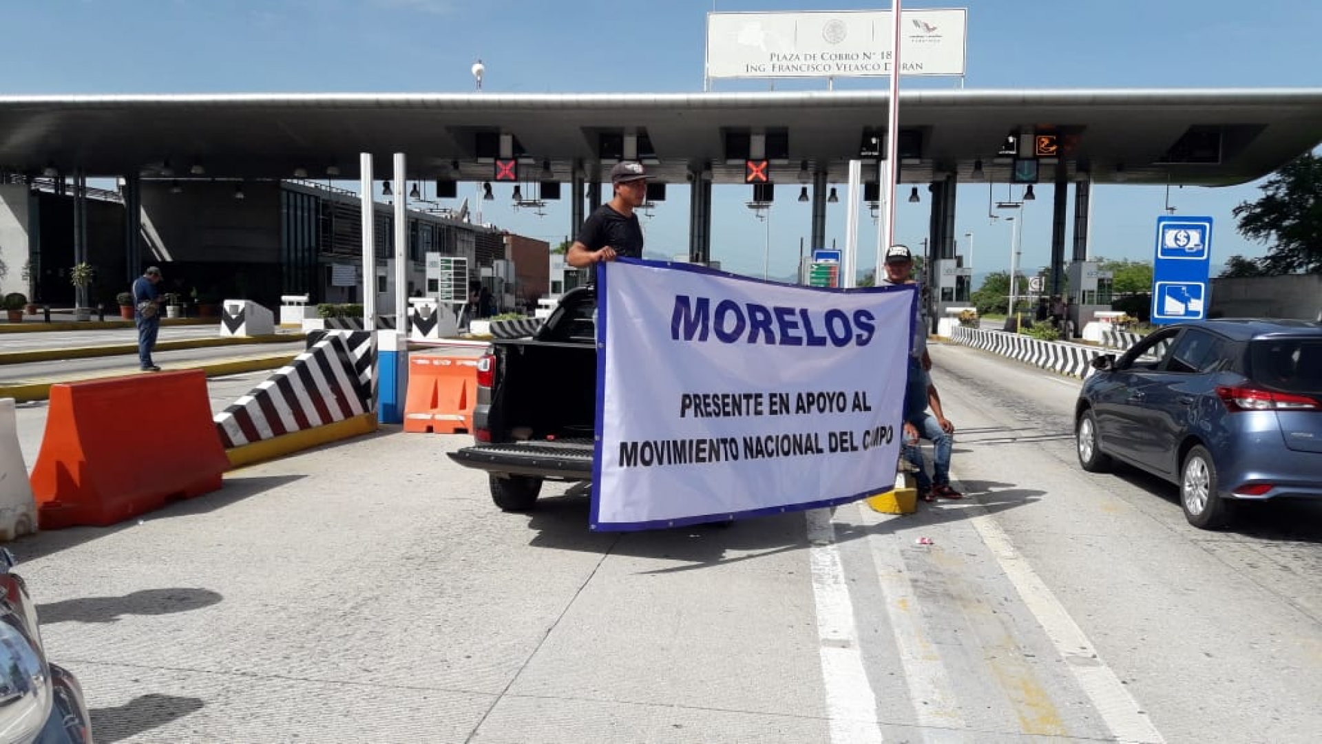 Se manifiestan productores en la plaza de cobro de Ahuehuetzingo