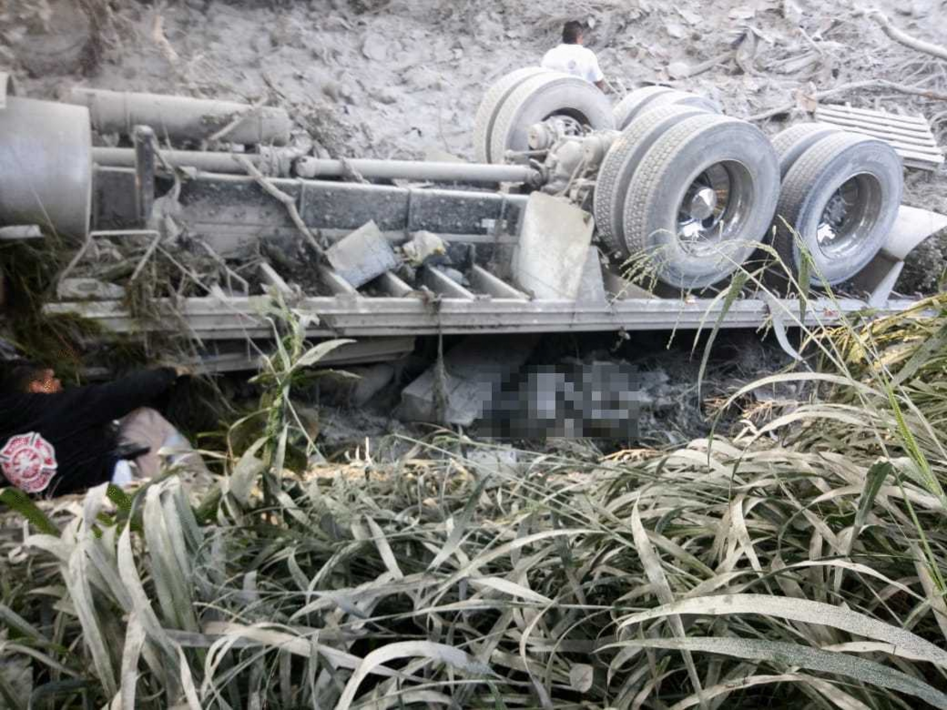 Vuelca tráiler cargado con cemento en 'Cañón de Lobos'; dos personas murieron