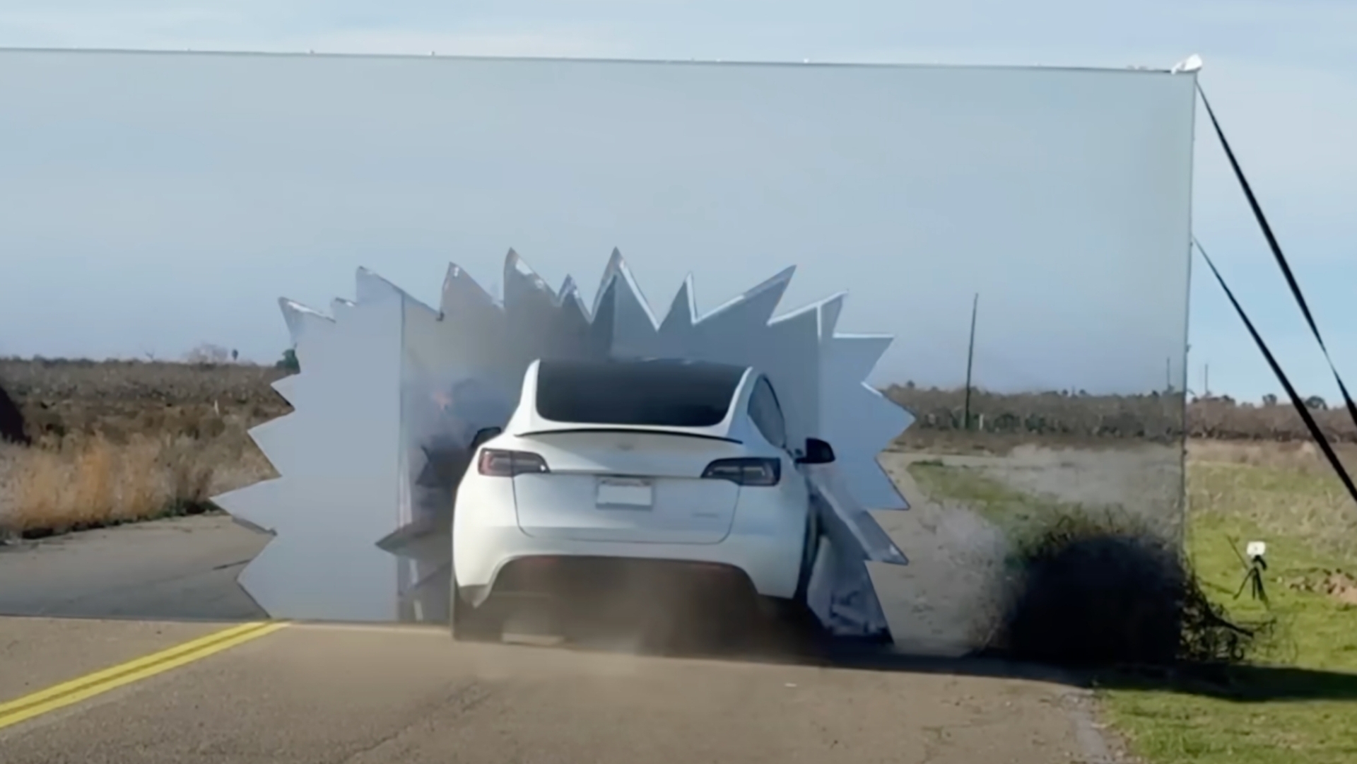 Tesla Autopilot falla en prueba de seguridad y se estrella contra una pared
