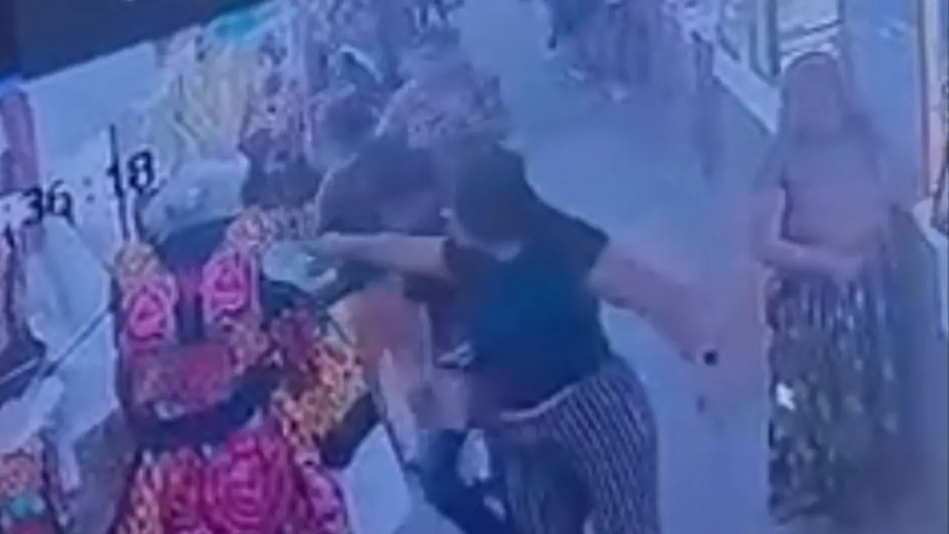 Mujeres vandalizan trajes tradicionales en Oaxaca, causando daños por más de 35 mil pesos