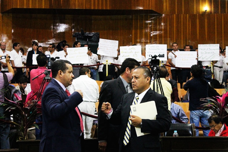 Abandonan perredistas sesión para evitar comparecencia del comisionado de Seguridad