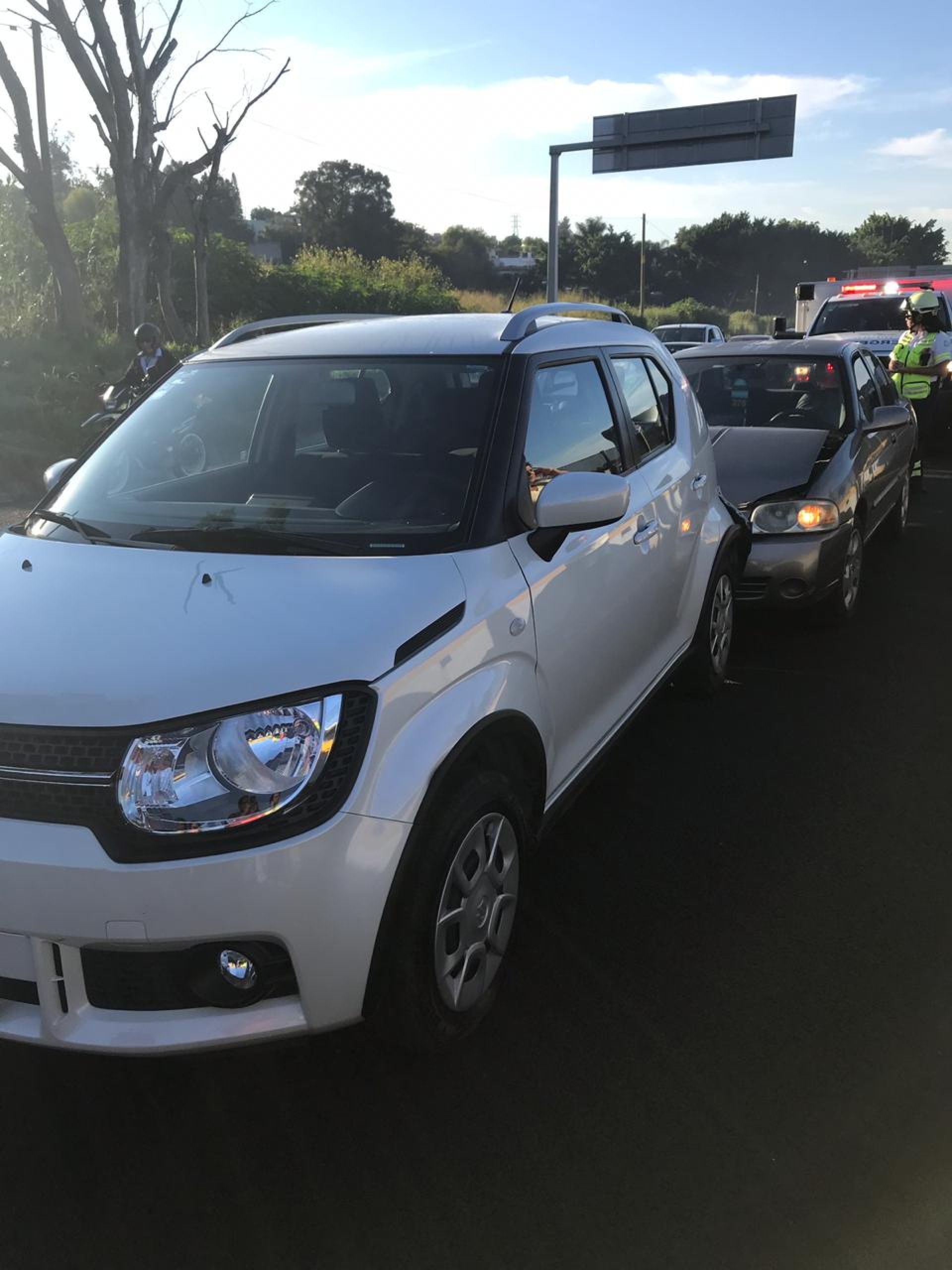 Dos vehículos chocan en la autopista México-Acapulco