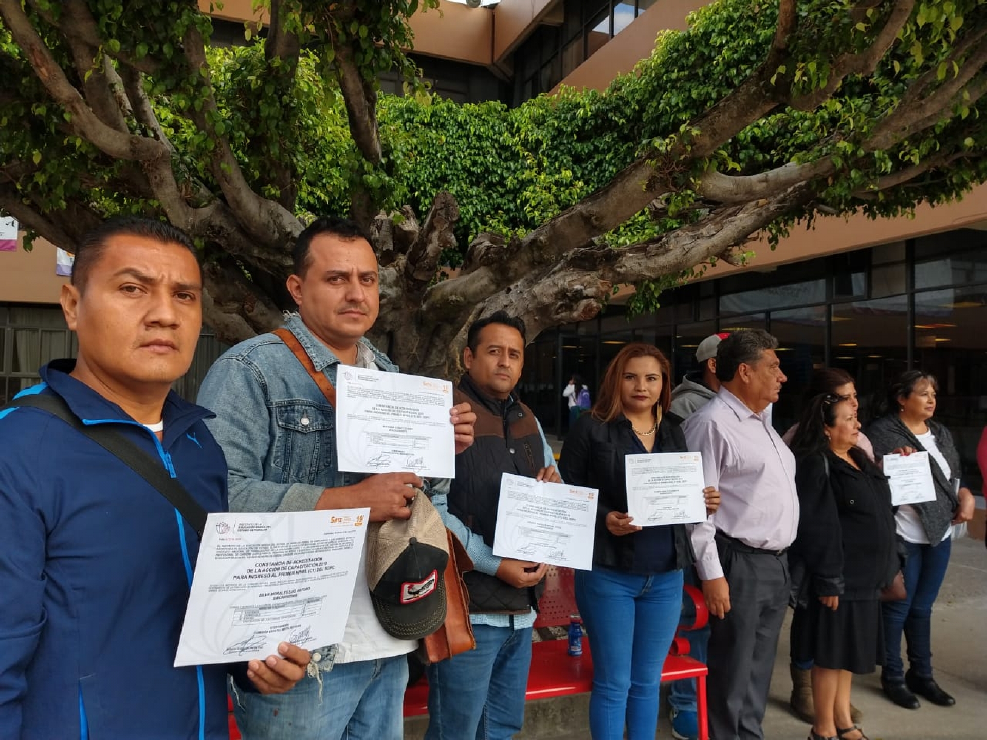 Se manifiesta personal administrativo en el IEBEM