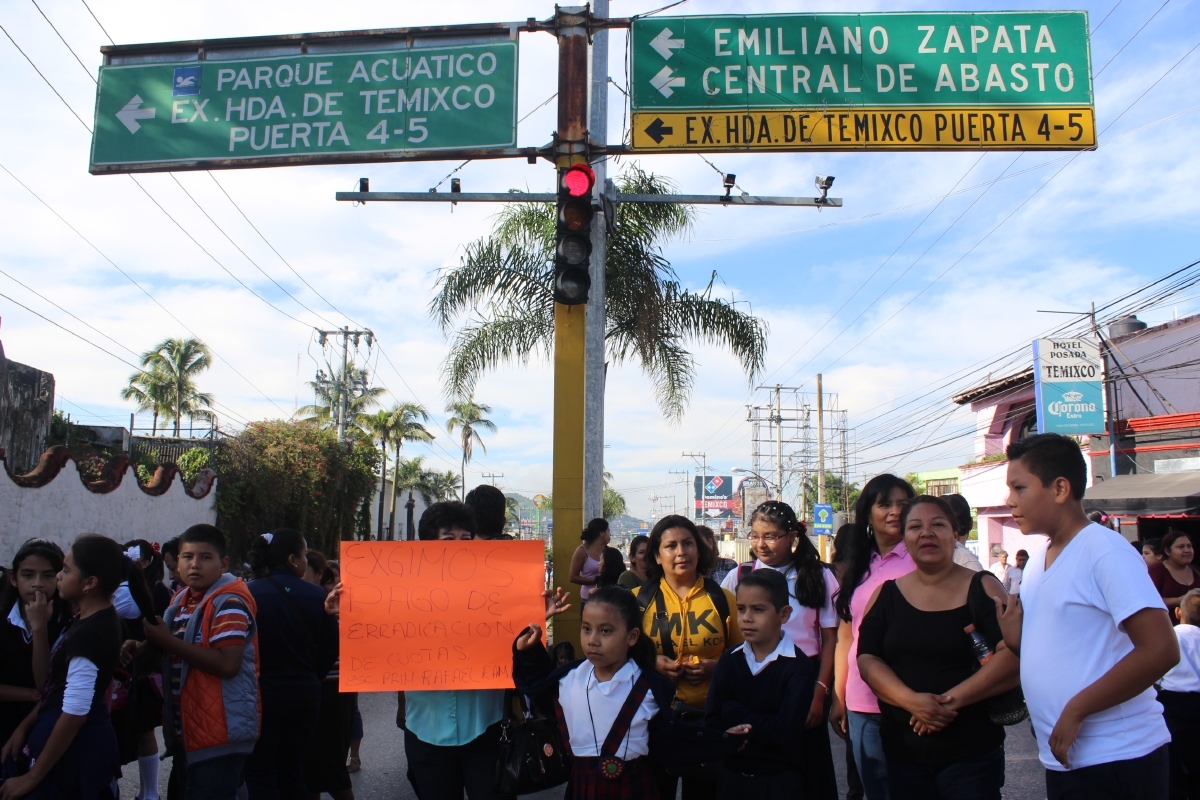 Bloquean carretera federal para exigir recursos para escuelas