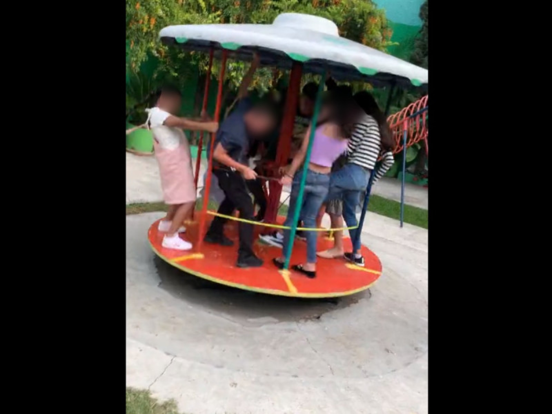 Vómito y risas: El caos en un carrusel infantil