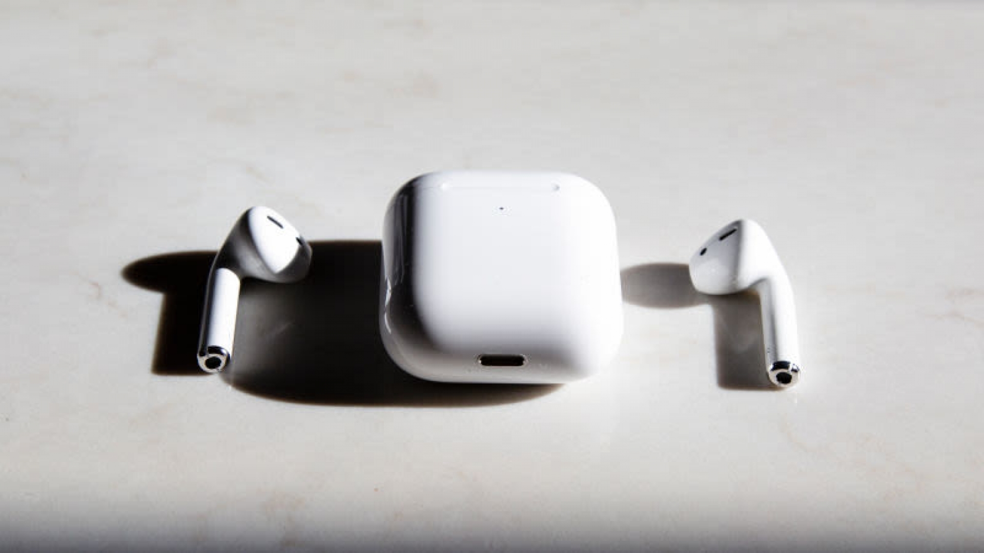 Se duerme con los AirPods puestos y a la mañana siguiente descubre que se ha tragado uno por accidente