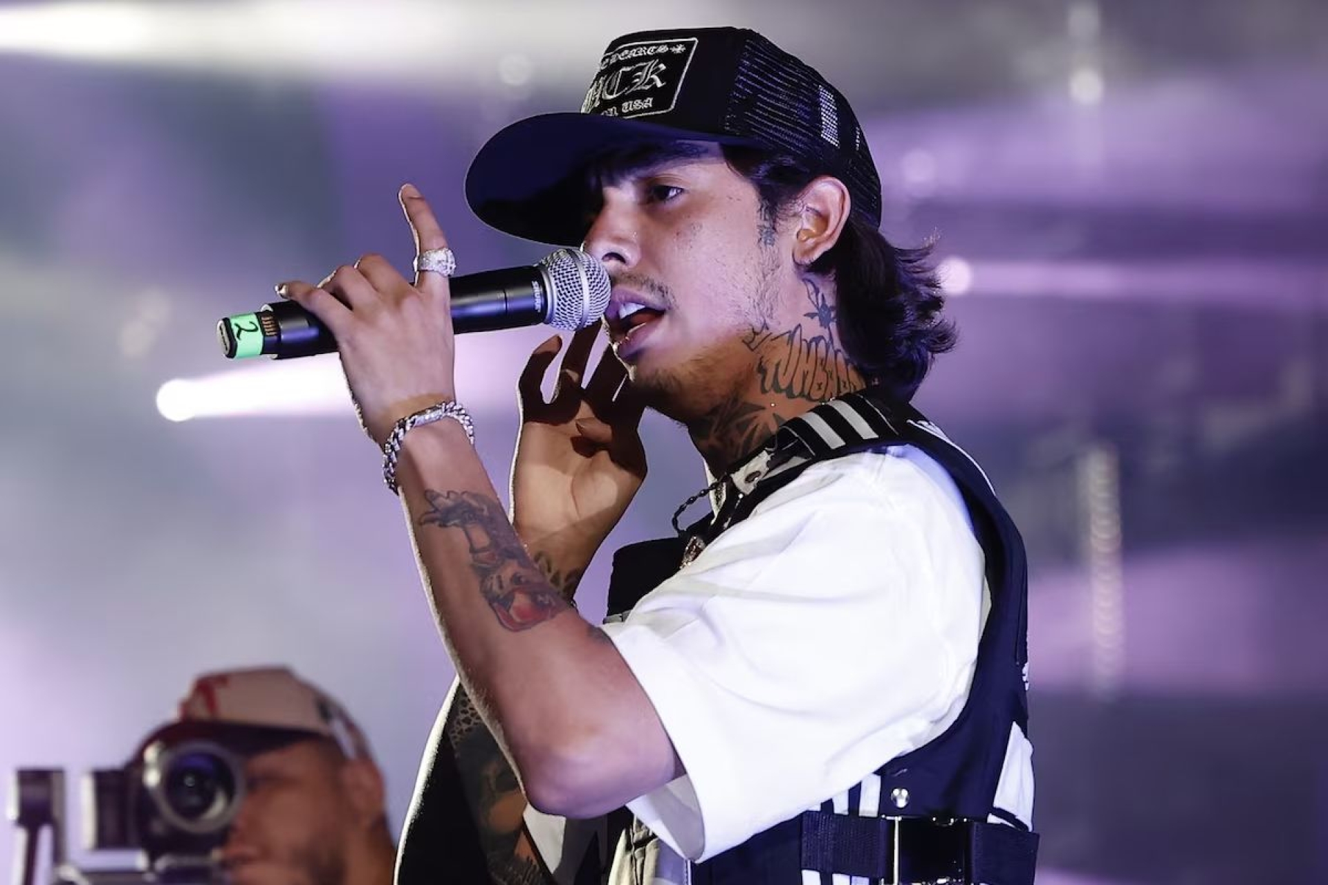 Natanael Cano obtiene suspensión provisional que frena orden de arresto en Sonora