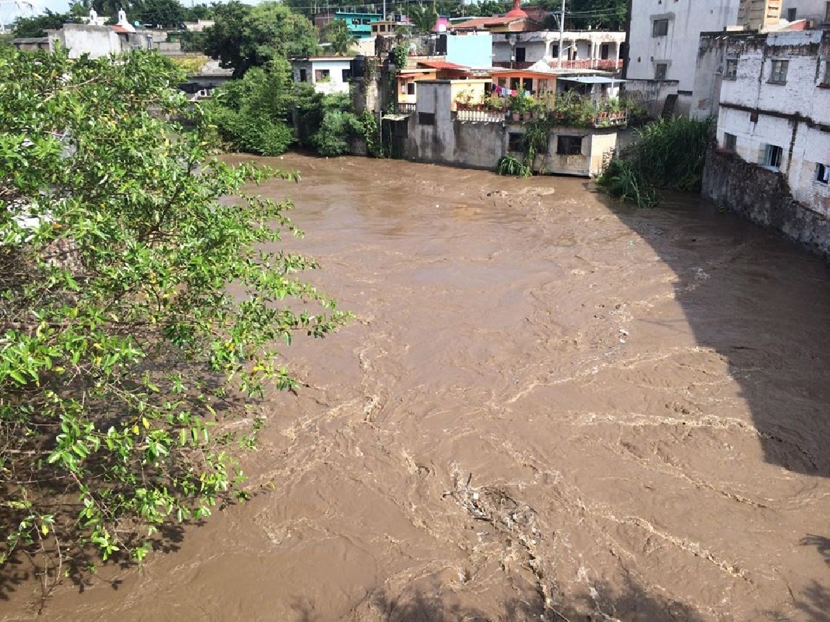Creciente de los ríos Chalma y Tembembe causó inundaciones en cuatro viviendas de Puente de Ixtla