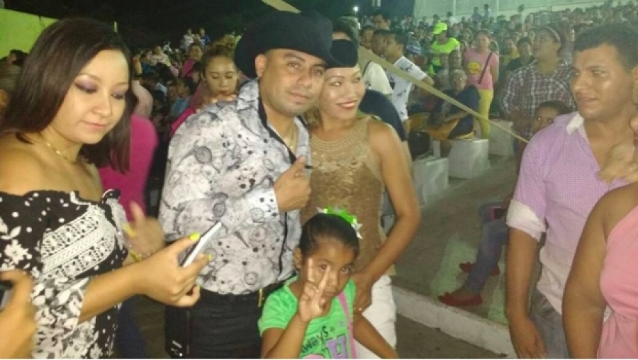 Confunden a asistente con Espinoza Paz y lo persiguen hasta el baño