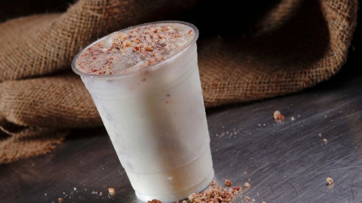 Acompaña tu comida con una deliciosa agua de nuez con coco ¡sigue esta receta!