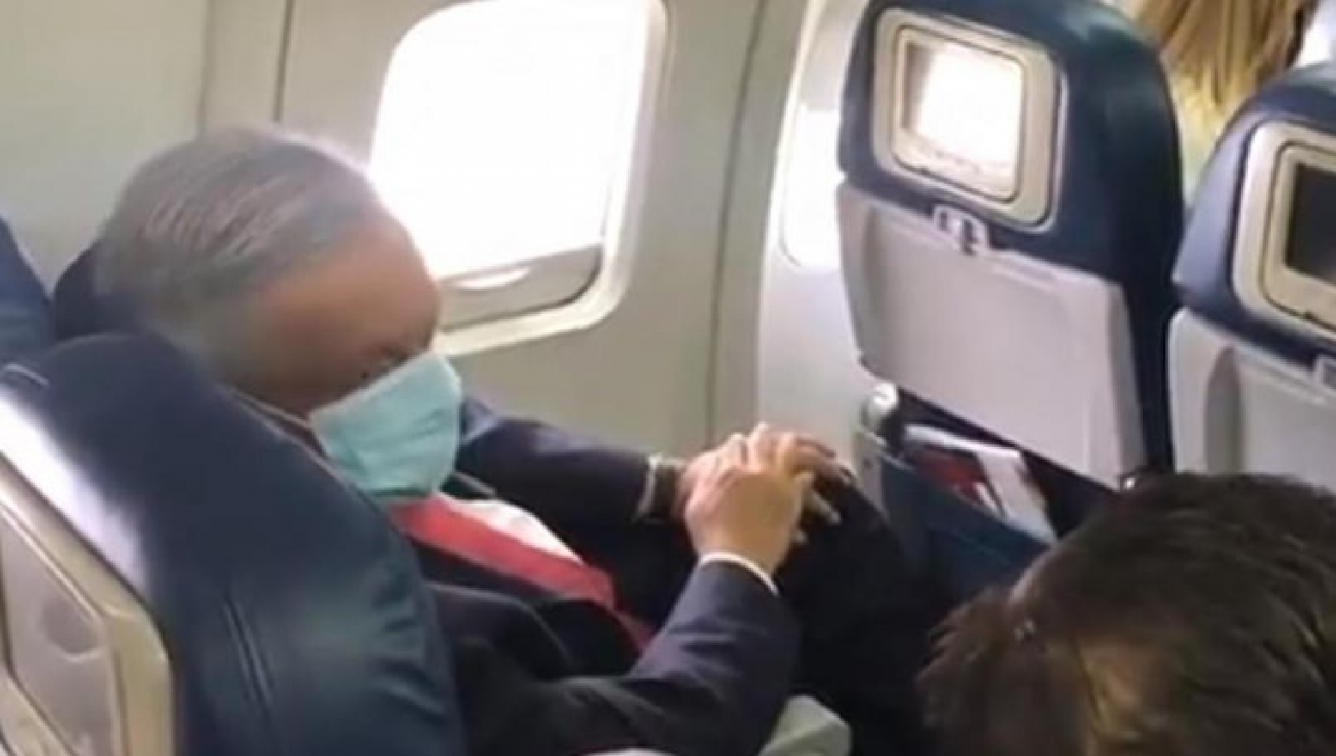 AMLO usa cubrebocas por primera vez en vuelo comercial rumbo a EU