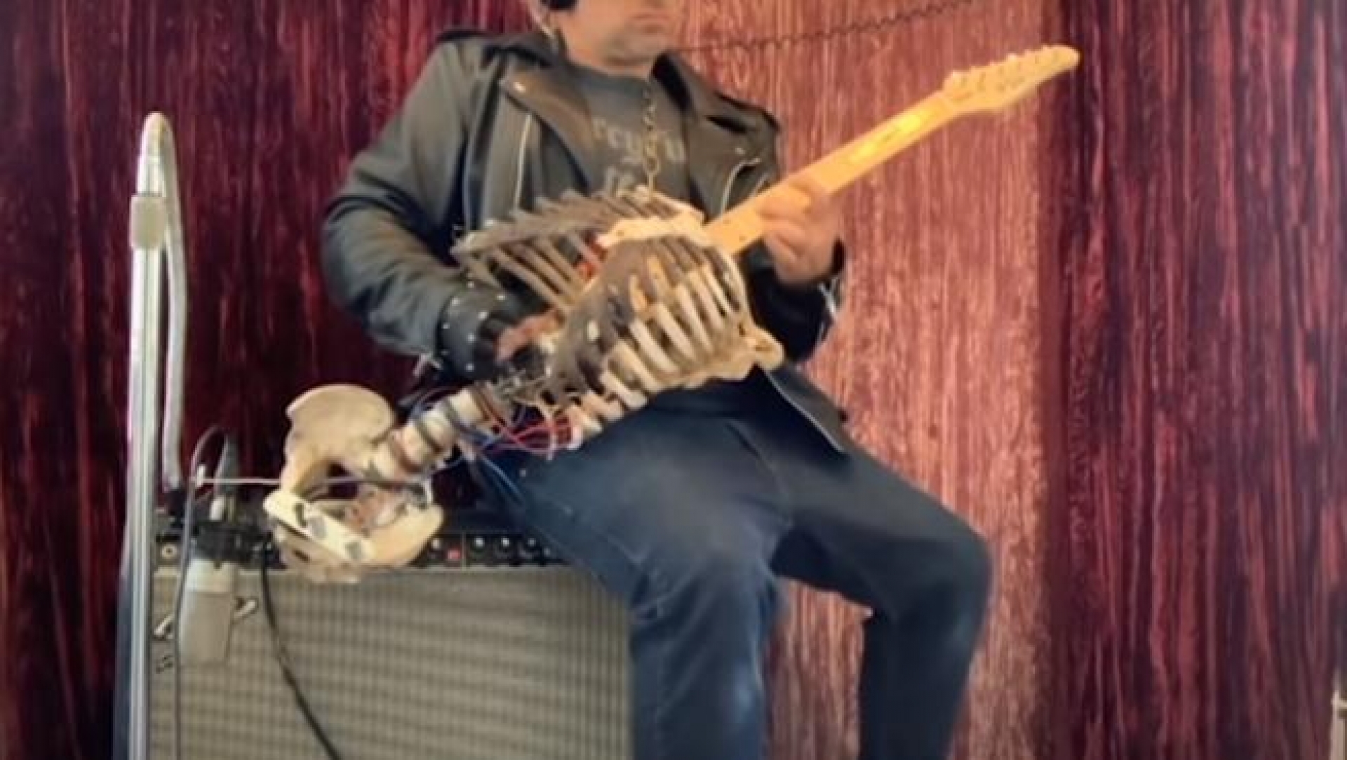 Se hace una guitarra con el esqueleto de su tío fallecido 20 años antes