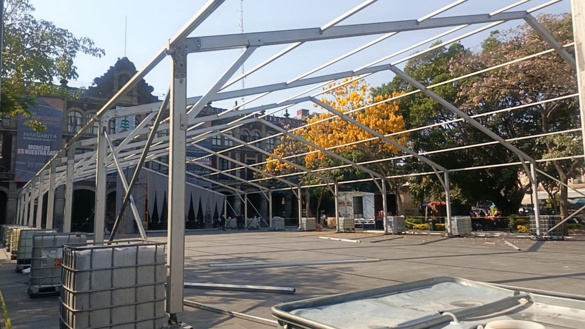 Avanzan preparativos en plaza de armas para primer informe de gobernadora de Morelos, en Cuernavaca