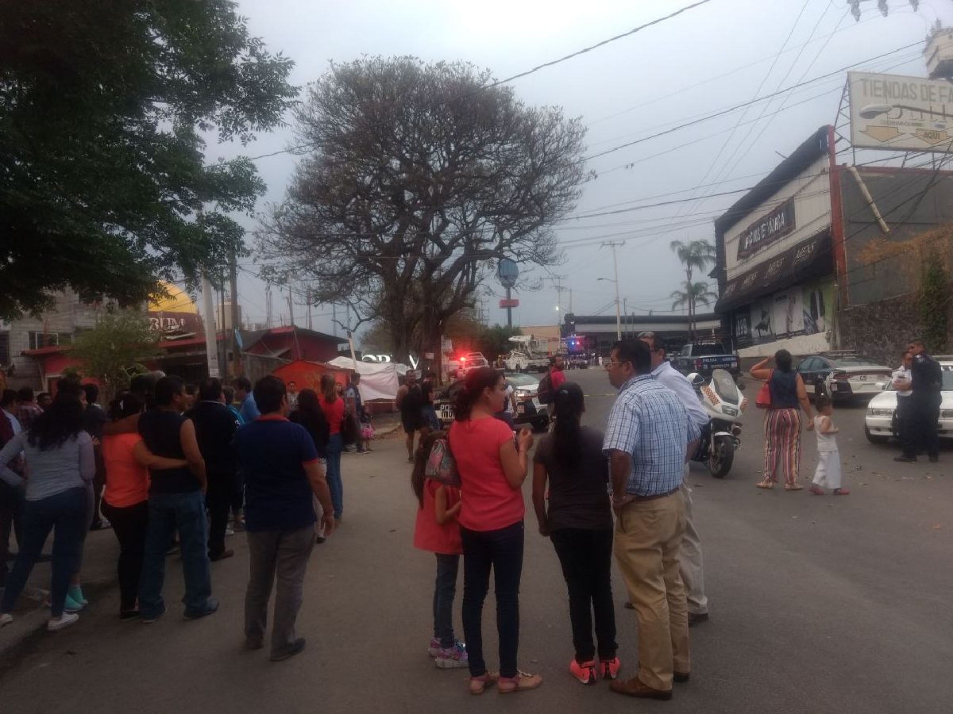 Dos policías murieron al recibir una descarga eléctrica