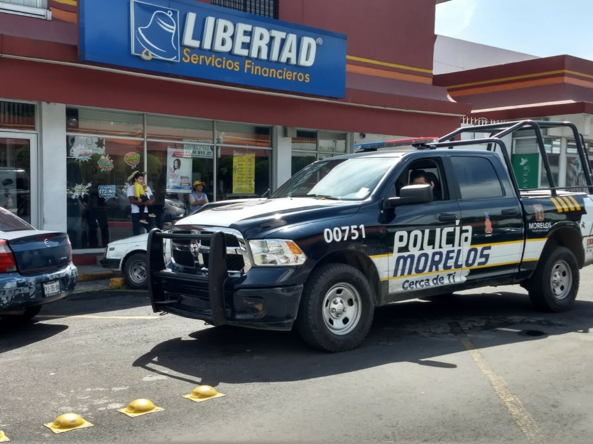 Asaltan a clientes y empleados de una casa de préstamos