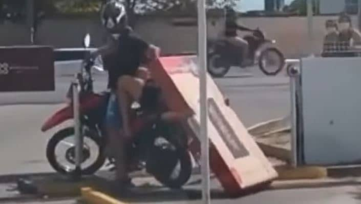Pareja compra pantalla y al salir de la tienda se les cae