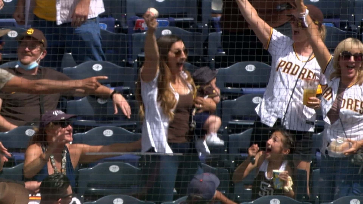 ¡Súper Mamá! Mujer atrapa una pelota de béisbol con todo y su hijo en brazos