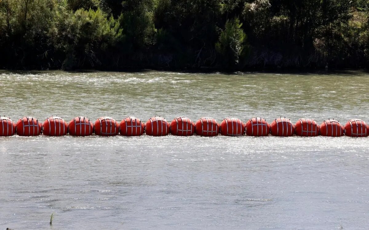 Departamento de Justicia demandará a Texas por muro flotante en frontera