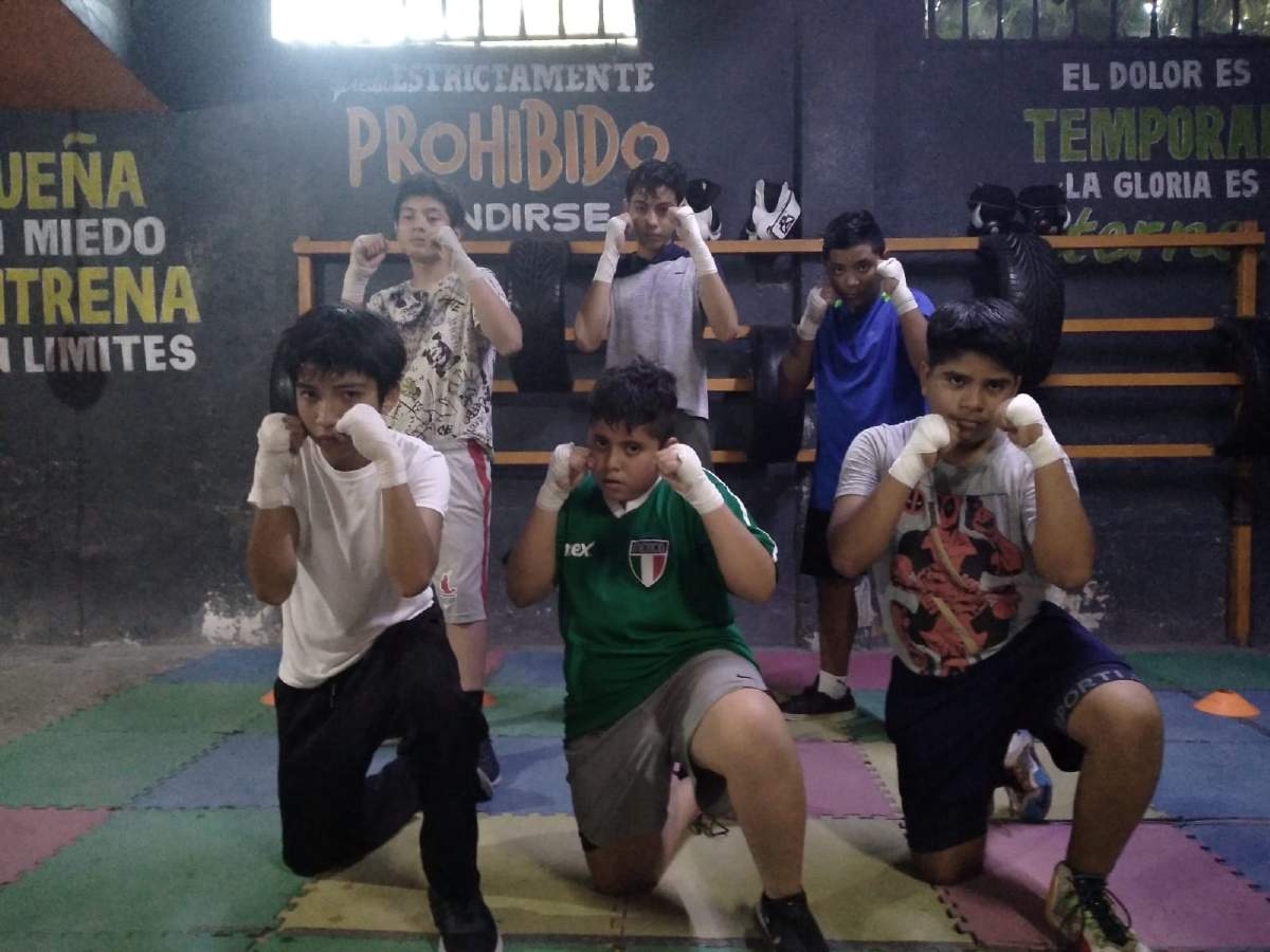 Busca rescatar a niños y jóvenes a través del boxeo