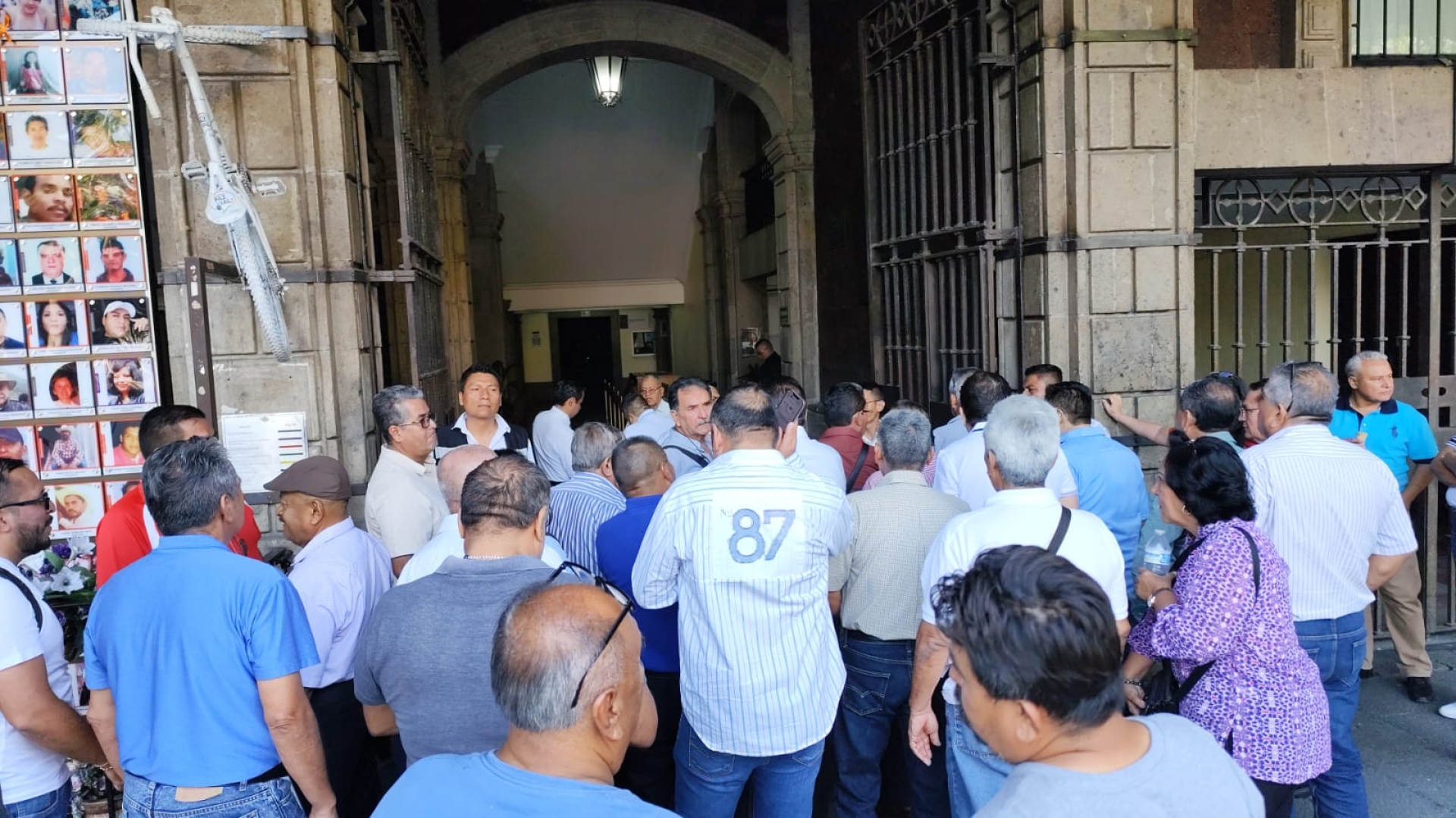 Se reúnen taxistas con secretario de Gobierno