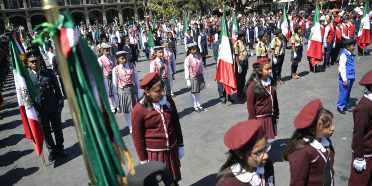 Efectúan ceremonia del Día de la Bandera; estudiantes comenzaron a desmayar en el acto cívico