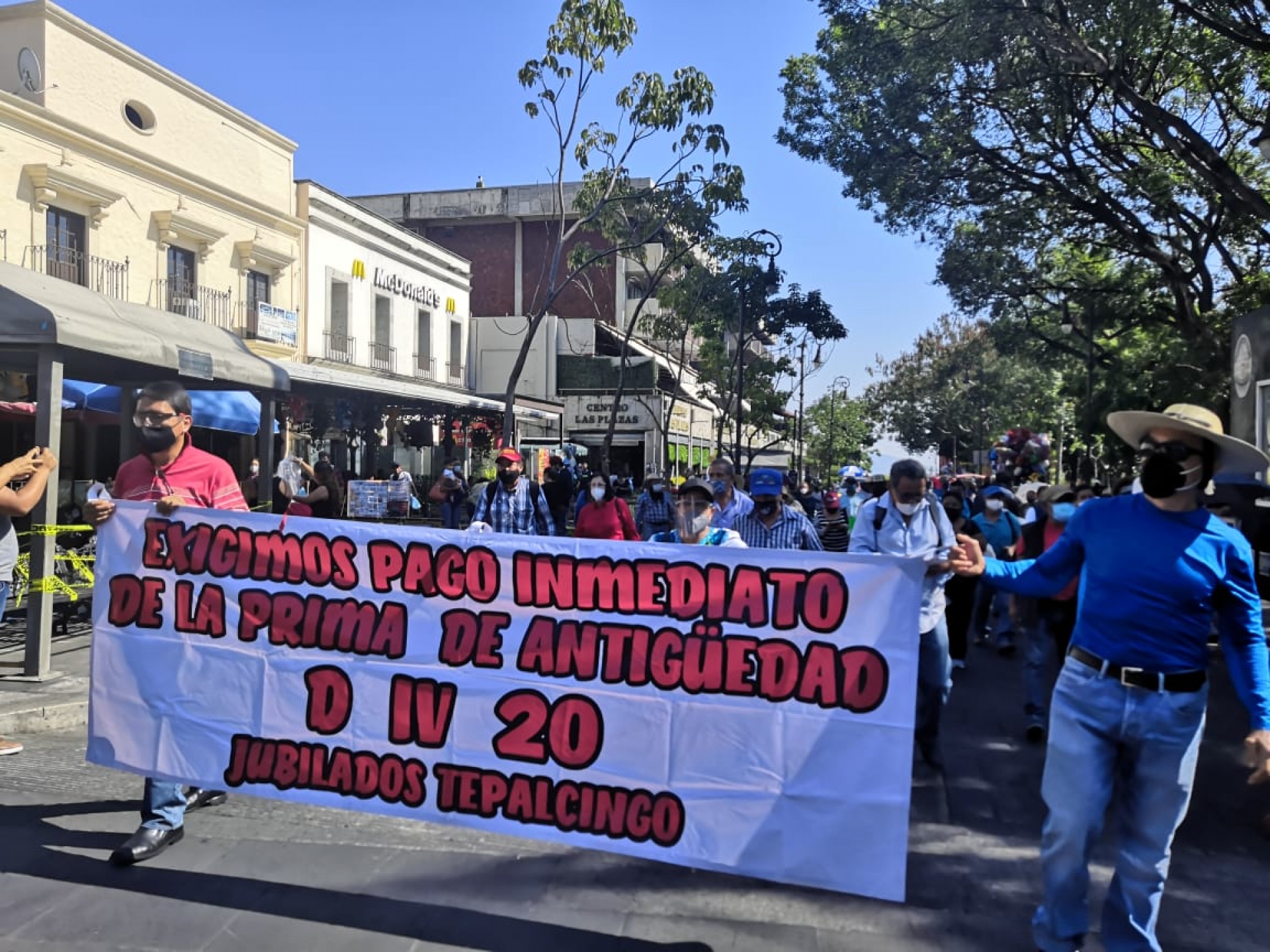 Se manifiestan maestros jubilados en Cuernavaca