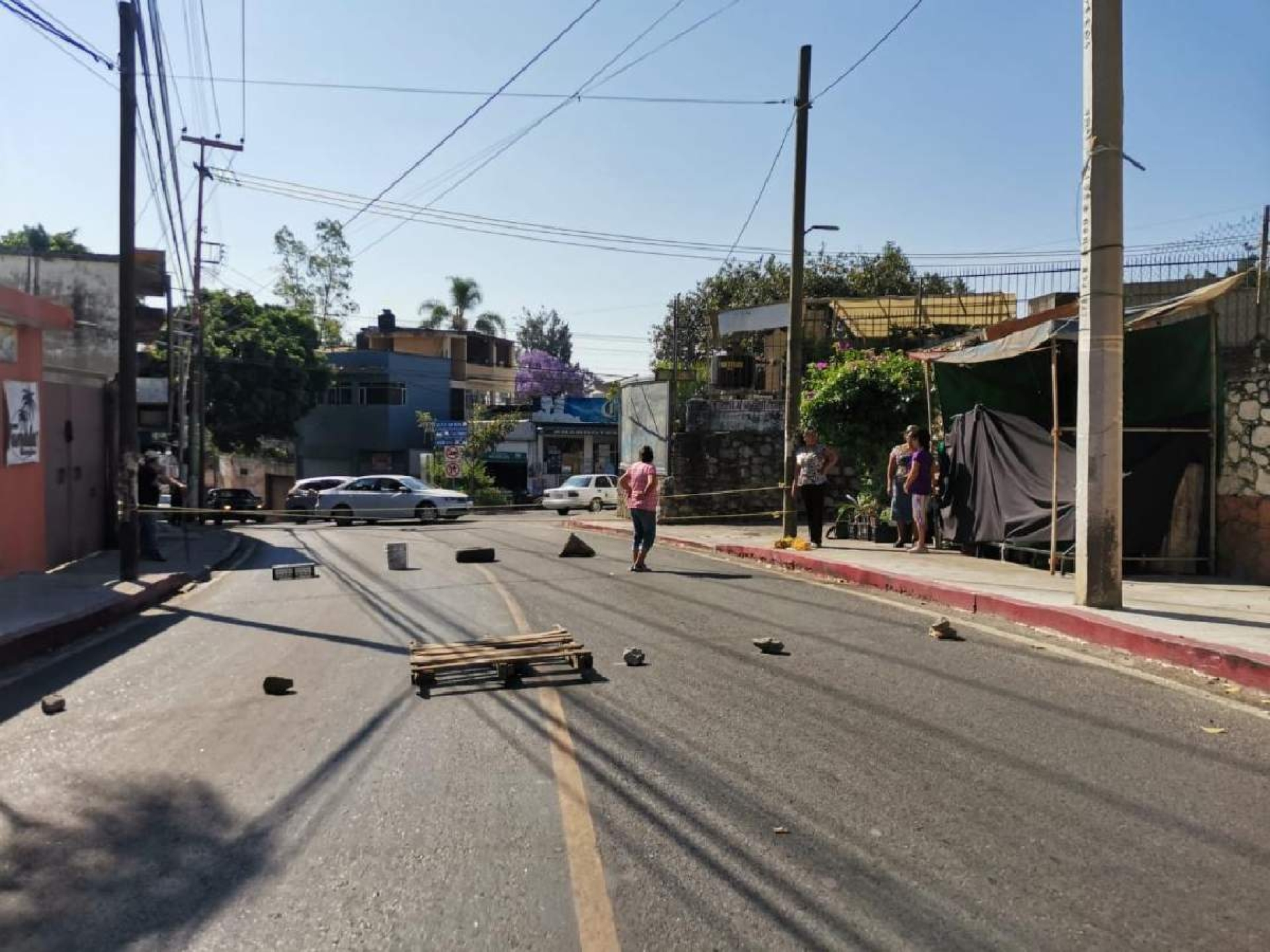 Vecinos realizan bloqueos por falta de agua