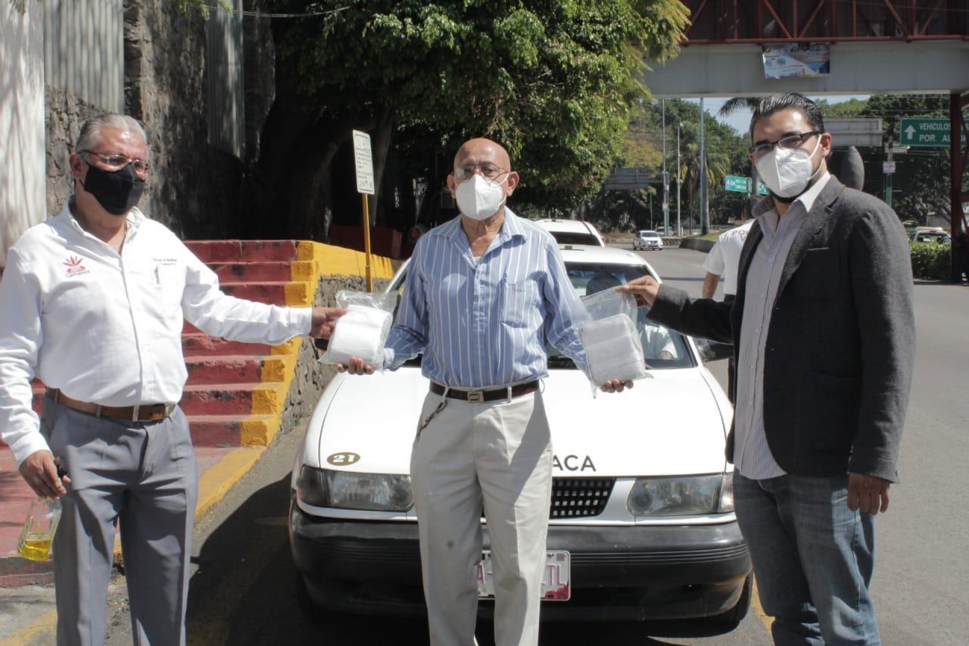 Entregan cubrebocas a taxistas capitalinos