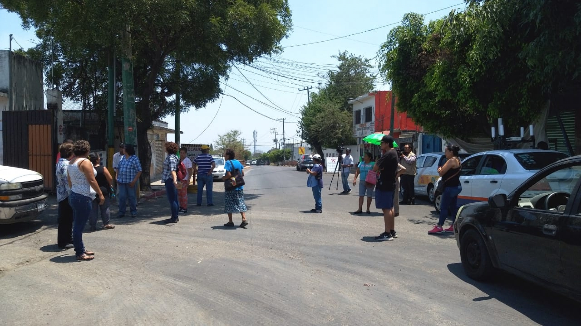 Se manifiestan vecinos de la colonia Lázaro Cárdenas por falta de agua potable