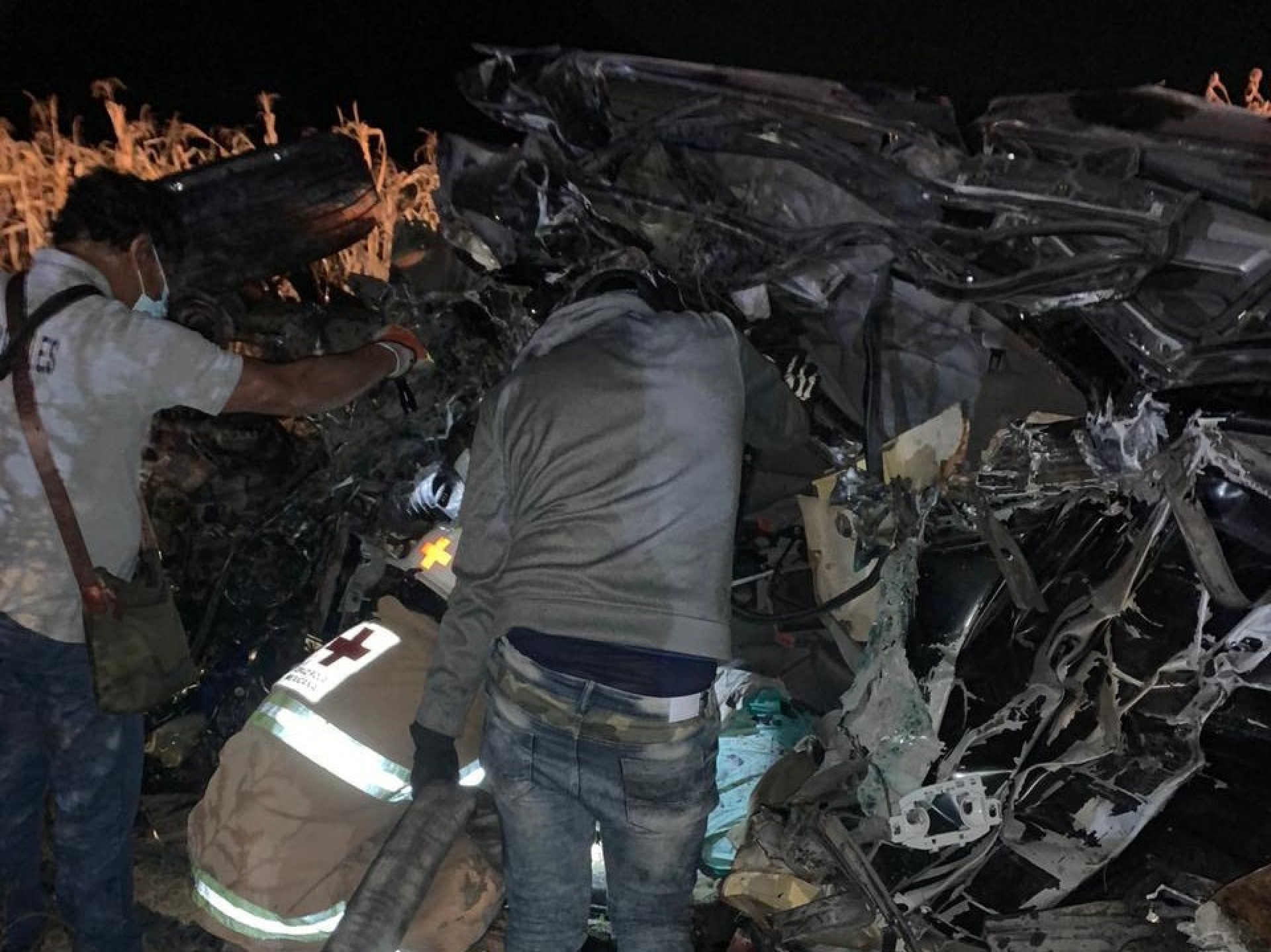 Choque entre tractocamión y vagoneta en autopista Siglo XXI; un hombre murió