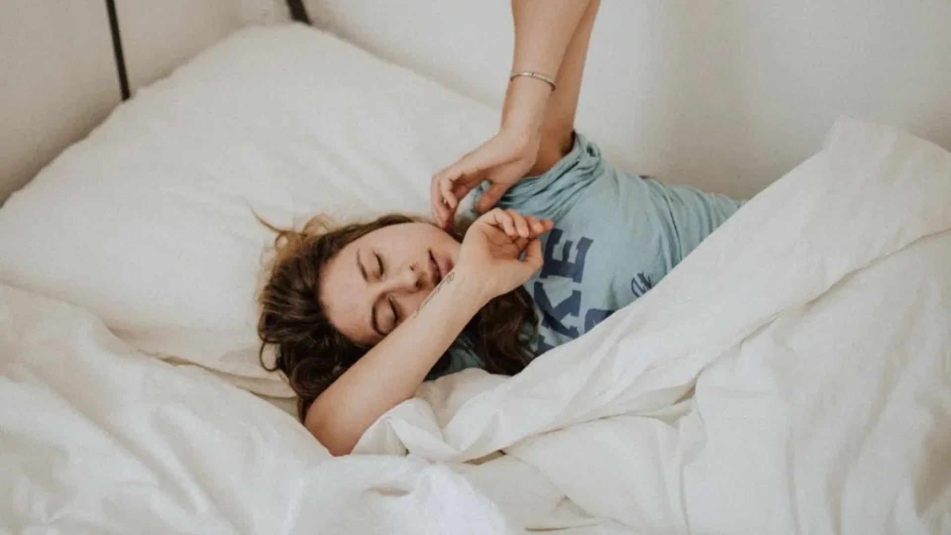 ¿Duermes con la boca abierta? De caries a faringitis, estas son las consecuencias
