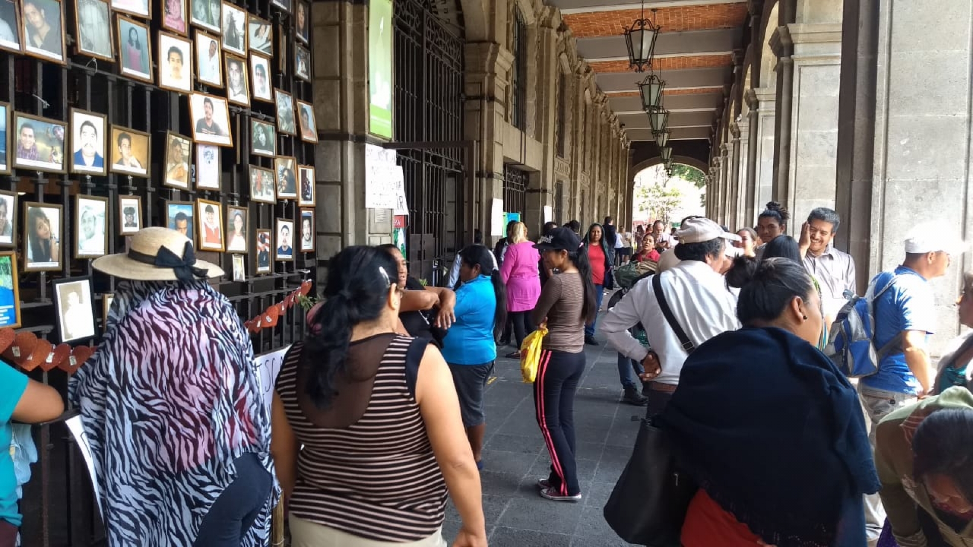 Protestan contra la fiscalía en Palacio de Gobierno