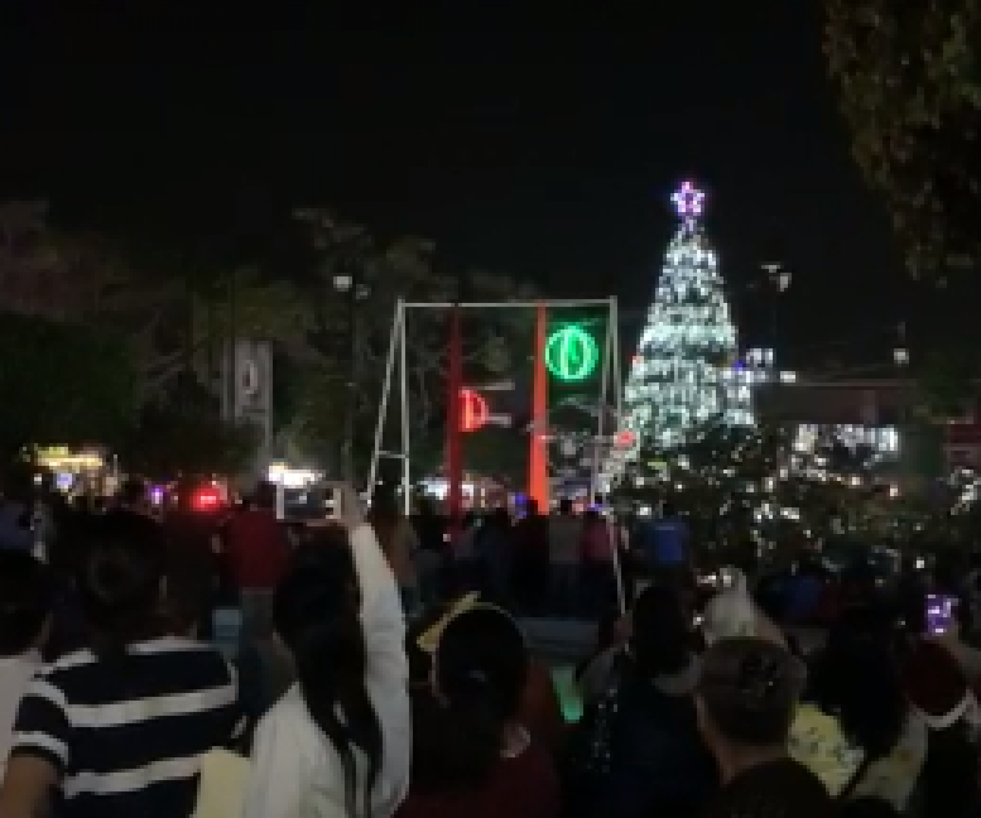 Encabeza alcalde Rafael Reyes encendido del árbol de navidad en el zócalo de Jiutepec