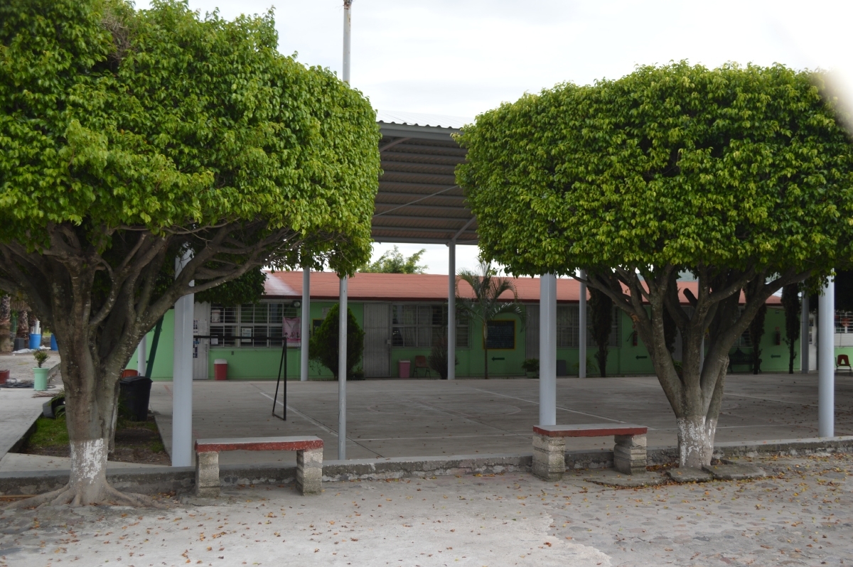 Acusan a profesores de la telesecundaria de forzar a padres de familia para que tomen el plantel
