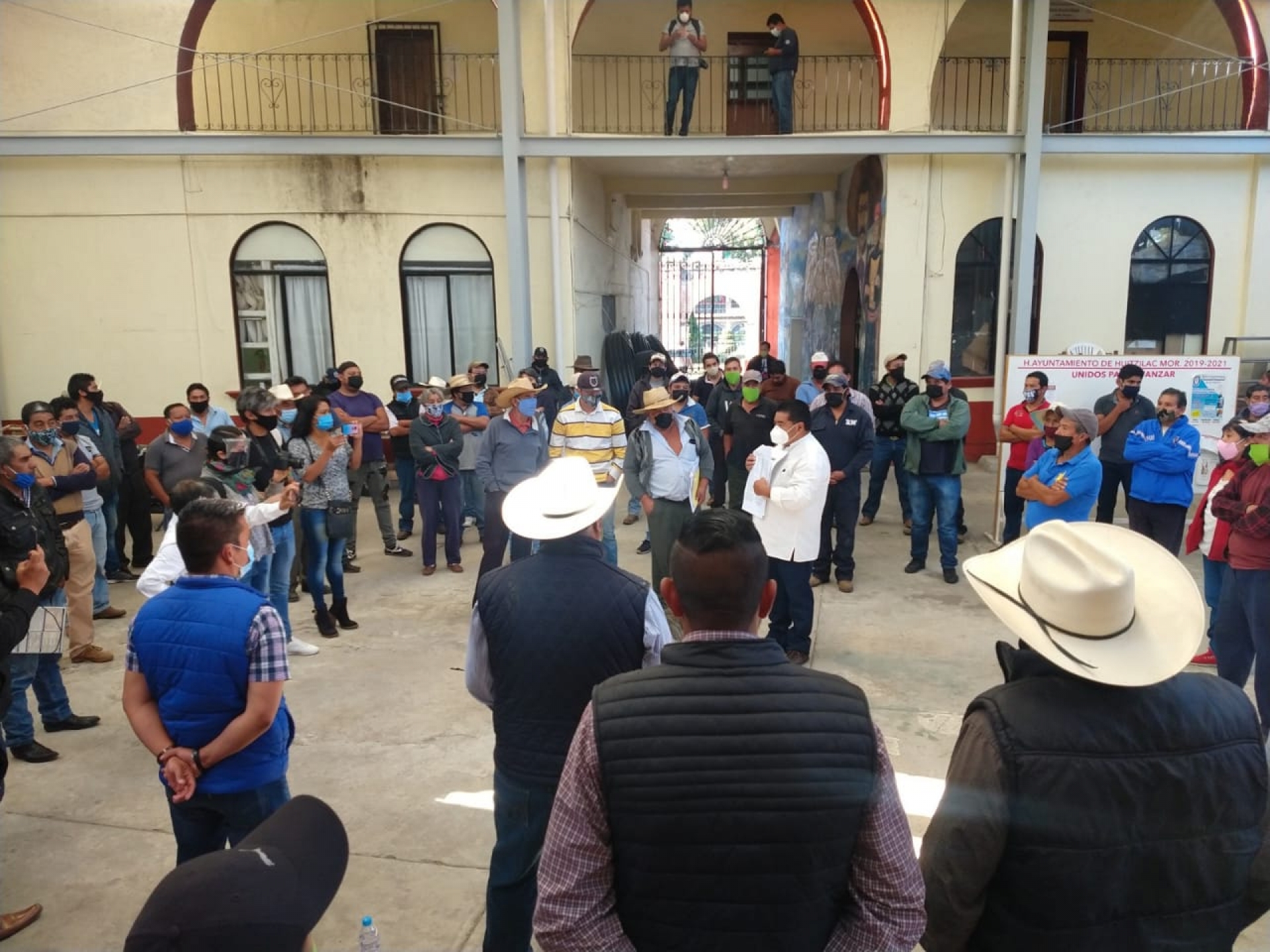 Se manifiestan aveneros, tlachiqueros y aguacateros en el ayuntamiento de Huitzilac
