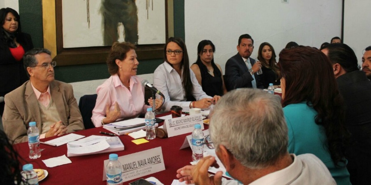Comparece secretaria de Educación en el Congreso local