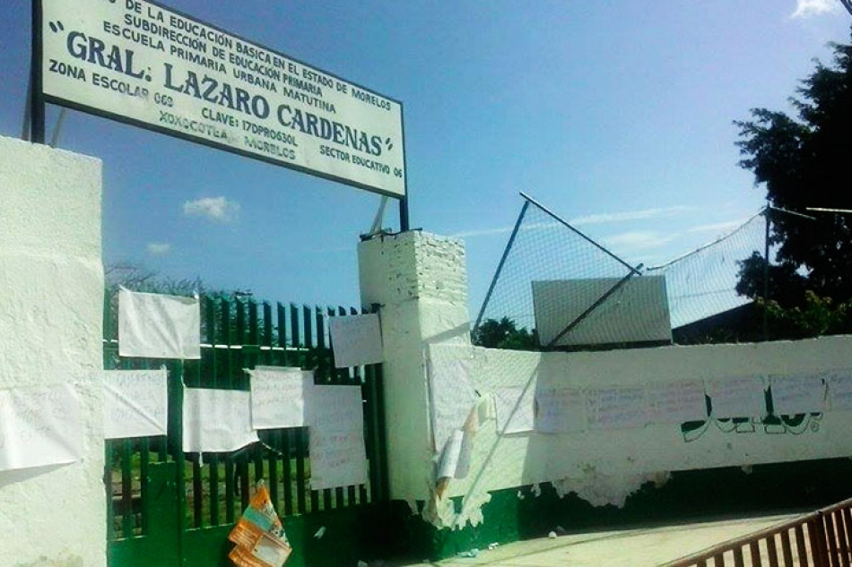 Toman la primaria Lázaro Cárdenas en apoyo a profesor acusado de abuso sexual