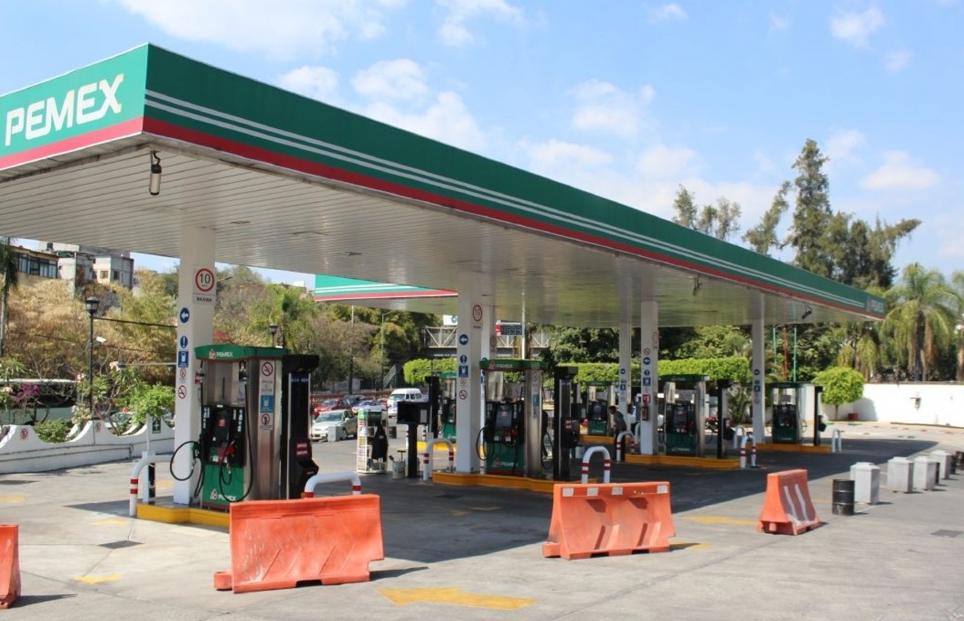 Confirman gasolineros del estado reducción de ventas por contingencia