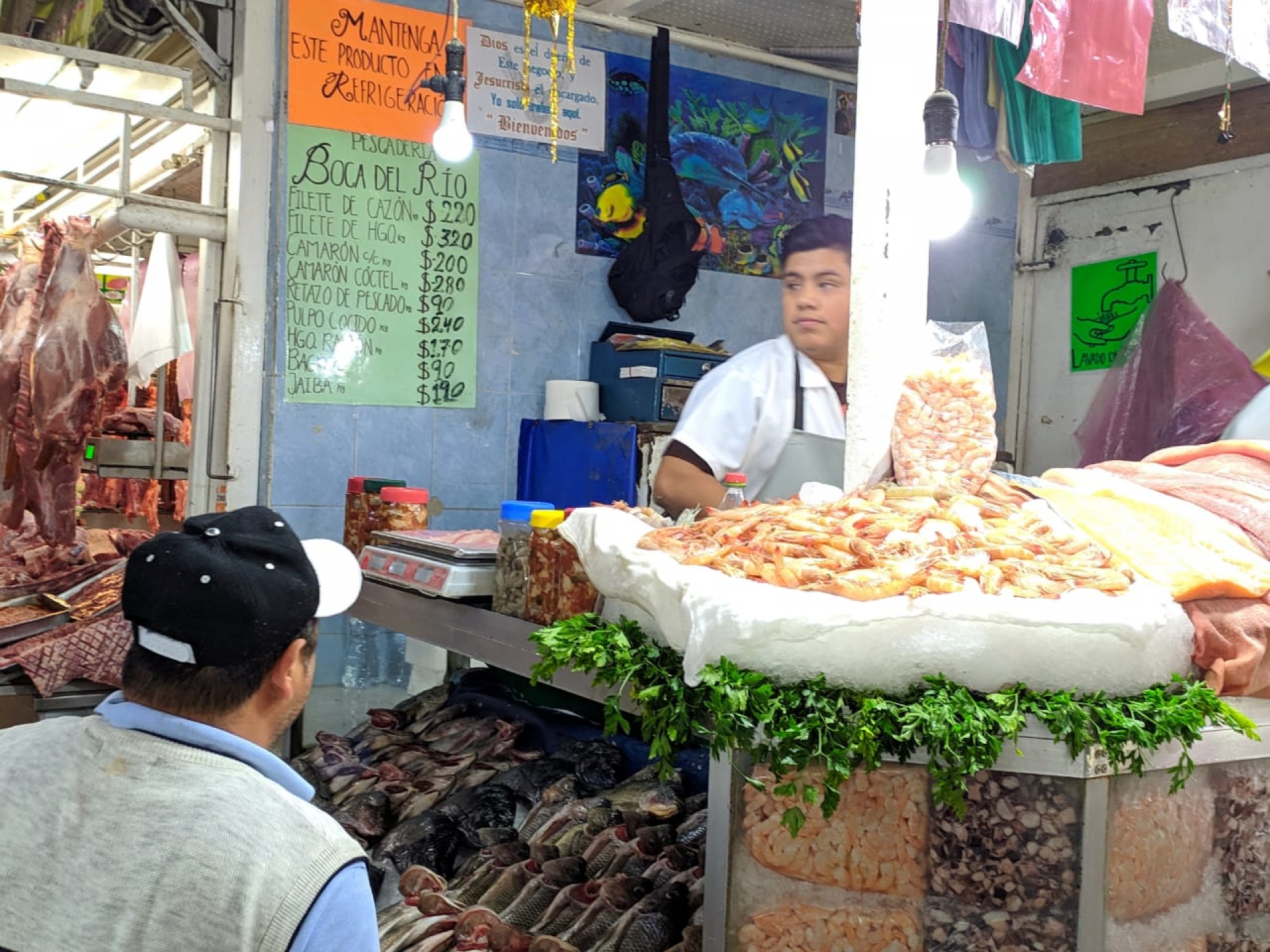Refieren comerciantes de mariscos del mercado ALM baja en ventas