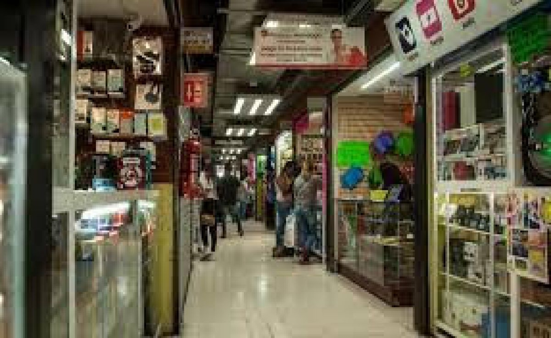 Con miedo, pero sigue a la espera de clientes