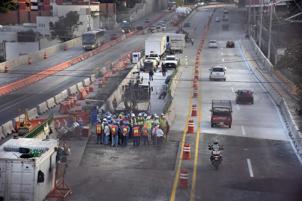 Abre SCT puente sobre socavón del Paso Exprés