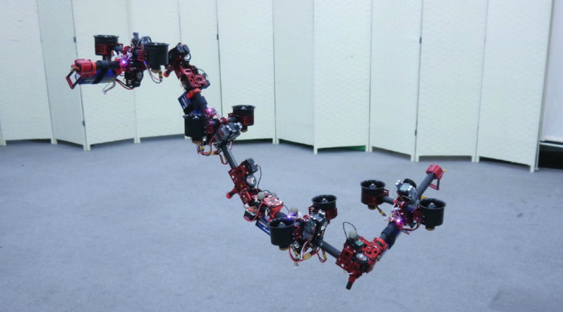 Este drone en forma de dragón se desliza como Shenlong por los aires