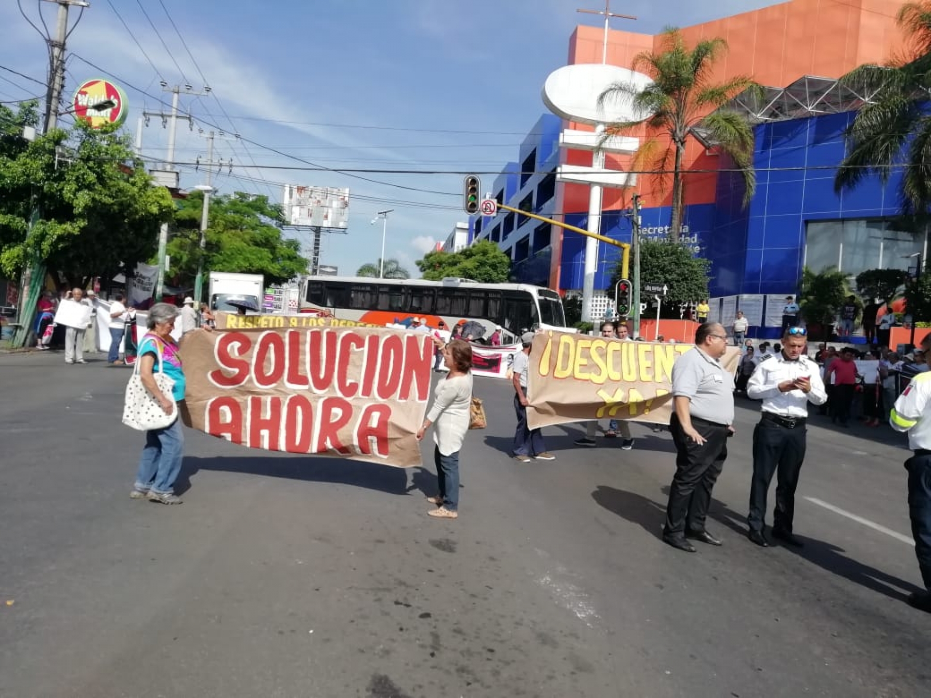 Protestan ante SMyT; piden que 'ruteros' respeten descuento a adultos mayores